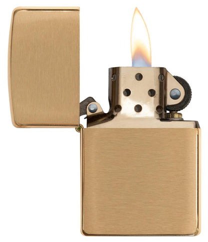 Zippo Feuerzeug Armor® Frontansicht gebürstetes Messing Basismodell geöffnet und angezündet