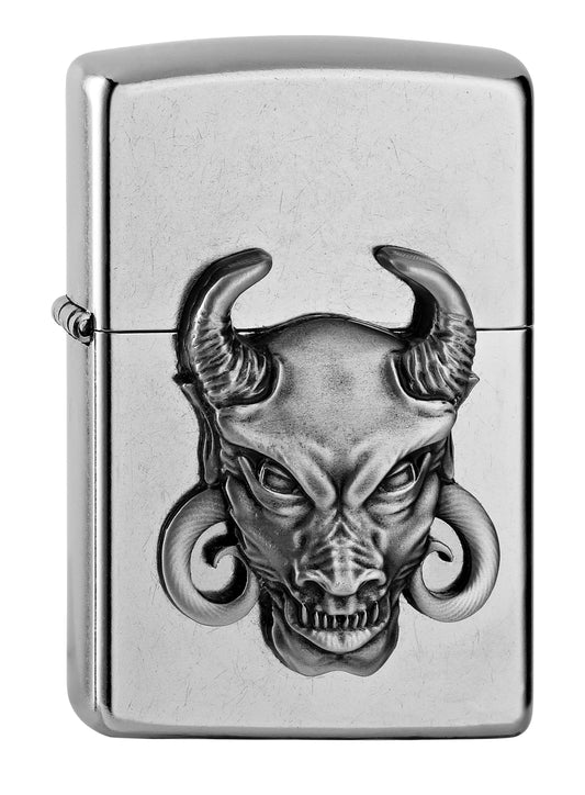 Frontansicht 3/4 Winkel Zippo Feuerzeug chrom mit Teufel Emblem