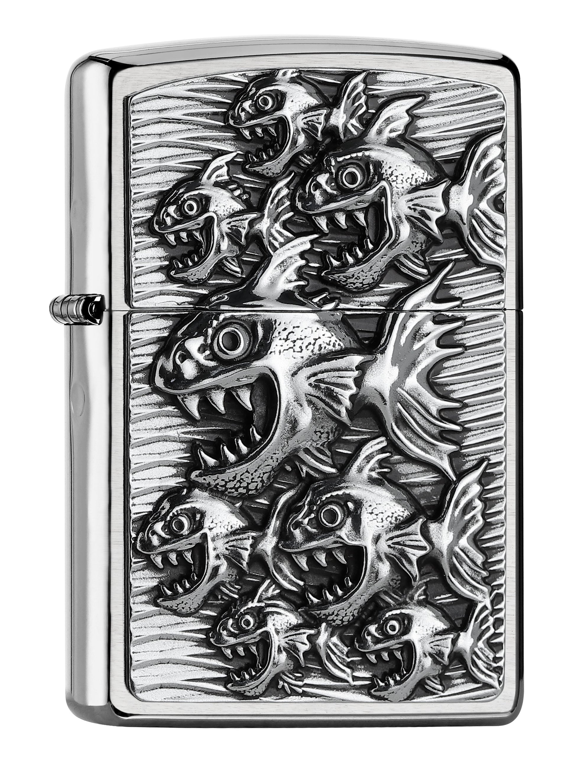 Frontansicht 3/4 Winkel Zippo Feuerzeug chrom Piranhas mit offenem Maul und spitzen Zähnen Emblem