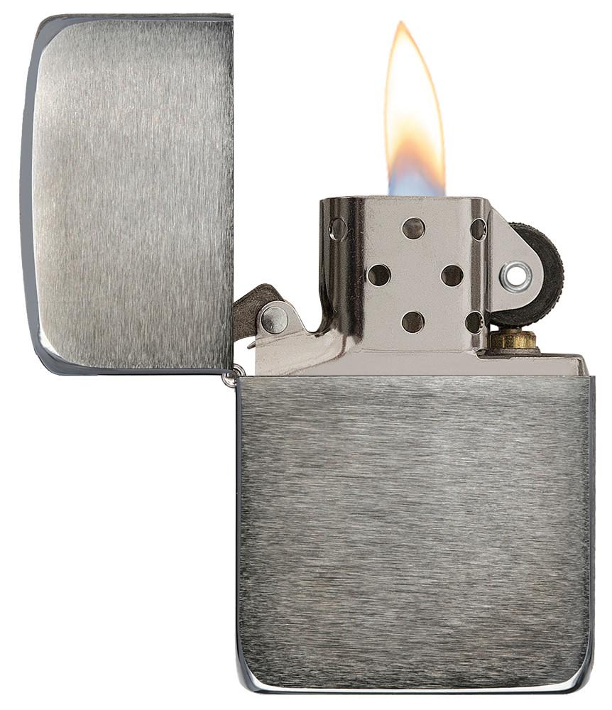 Zippo Feuerzeug 1941 Replica Frontansicht geöffnet und angezündet in glänzender anthrazit Optik