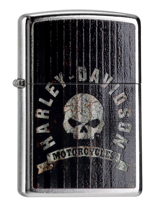 Frontansicht 3/4 Winkel Zippo Feuerzeug chrom mit Harley-Davidson Schriftzug auf schwarzem Hintergrund mit Totenschädel darunter