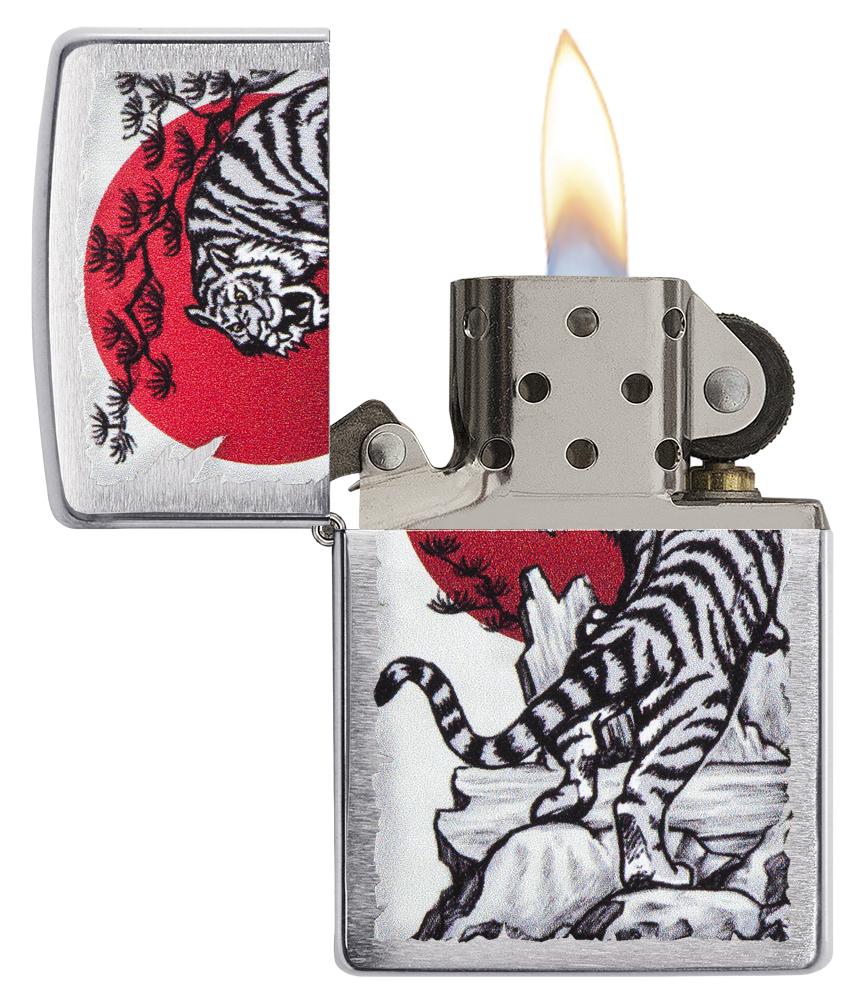 Zippo Feuerzeug chrom mit asiatischem Tiger vor roter Sonne geöffnet mit Flamme