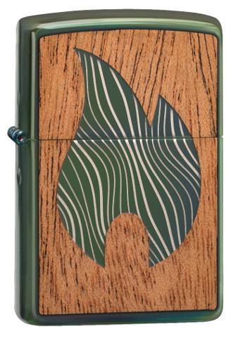 Frontansicht 3/4 Winkel Zippo Woodchuck mit grüner Zippo Flamme